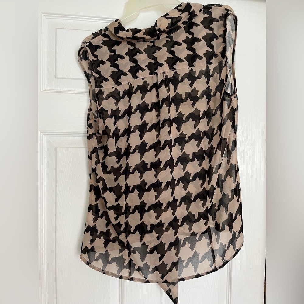 Stylish Black and Cream Women's Top Tahari Sleevless Blouse Size Large - Picture 13 of 13